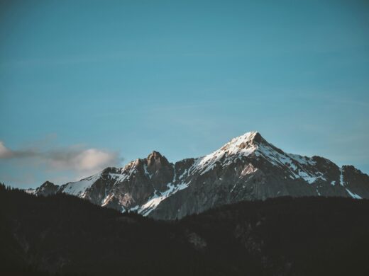La Kabylie montagneuse, de Béjaïa à Tizi Ouzou Stunning view of snow-capped mountains against a blue sky, perfect for nature lovers.